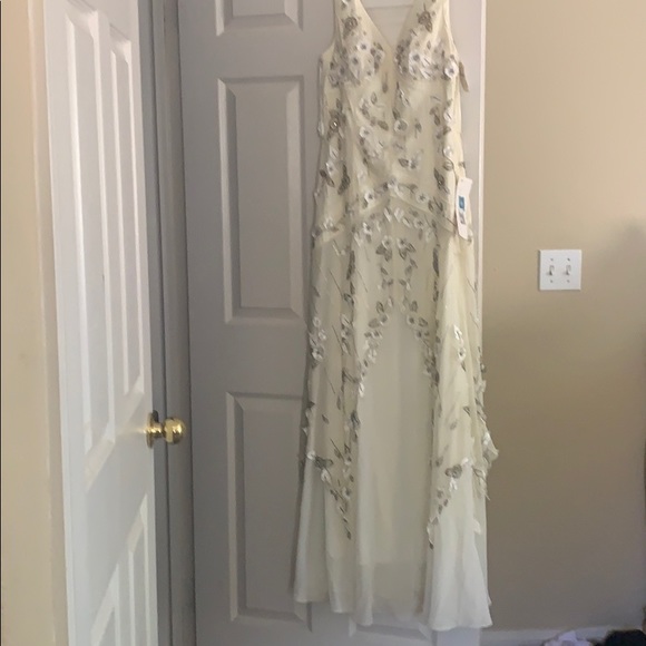 Very Beautiful dress . new and never been worn - Picture 3 of 3